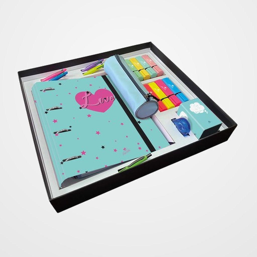 [25801008] SET PAPELERIA MARIOLA CORAZONES PREMIUM 34 PIEZAS 1x Caja de carton forrado reutilizable 1x Carpeblock 4 anillas 40mm 1x Lapicero carton forrado 1x Estuche color 16x Fluorescentes surtidos 4x  Boligrafo 4 en 1 1x Boligrafo Tekno 1x Cinta Correctora 4x Reglas 4x Marcapaginas