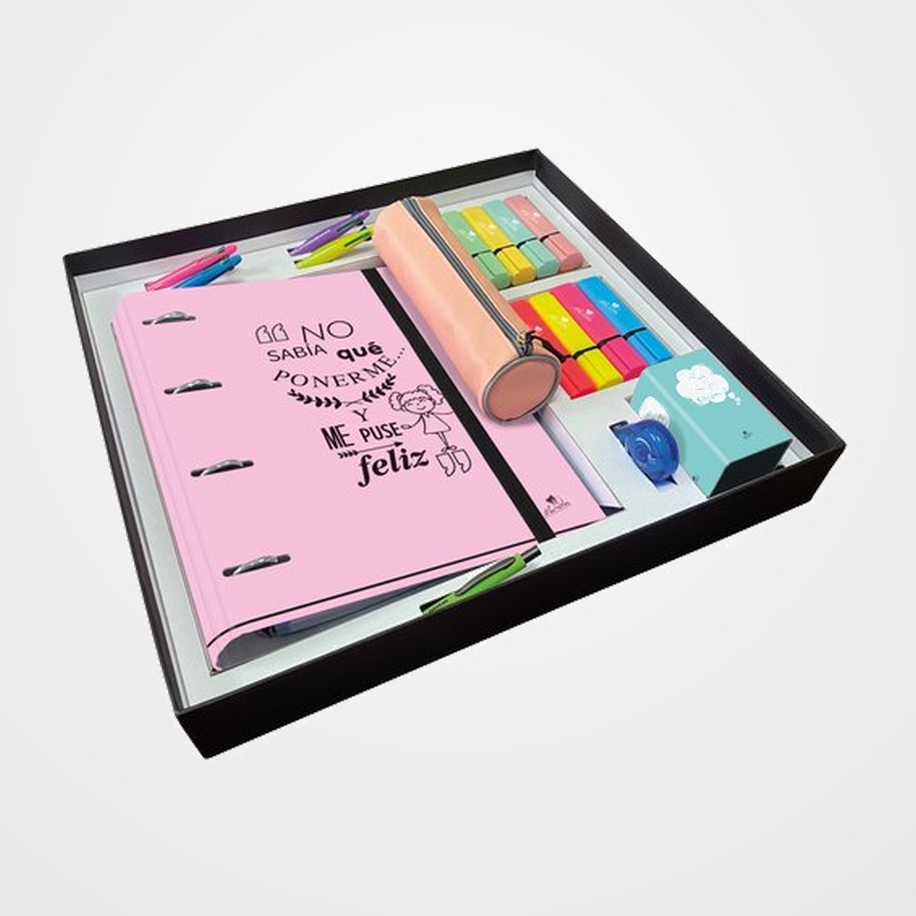 [25801009] SET PAPELERIA MARIOLA FRASES PREMIUM 34 PIEZAS 1x Caja de carton forrado reutilizable 1x Carpeblock 4 anillas 40mm 1x Lapicero carton forrado 1x Estuche color 16x Fluorescentes surtidos 4x  Boligrafo 4 en 1 1x Boligrafo Tekno 1x Cinta Correctora 4x Reglas 4x Marcapaginas