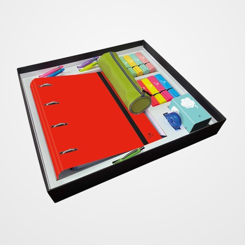 [25801012] SET PAPELERIA MARIOLA LISOS PREMIUM 34 PIEZAS 1x Caja de carton forrado reutilizable 1x Carpeblock 4 anillas 40mm 1x Lapicero carton forrado 1x Estuche color 16x Fluorescentes surtidos 4x  Boligrafo 4 en 1 1x Boligrafo Tekno 1x Cinta Correctora 4x Reglas 4x Marcapaginas