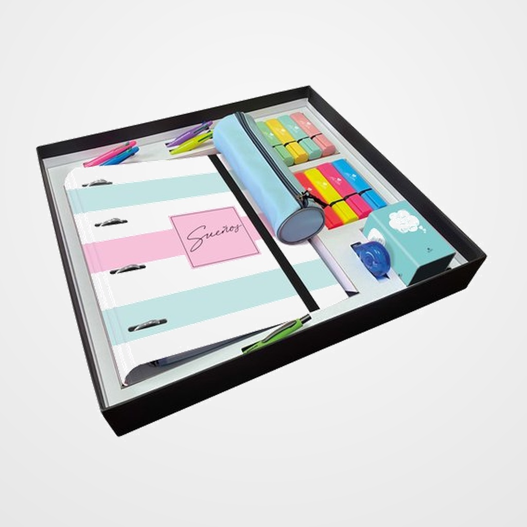 [25801007] SET PAPELERIA MARIOLA PALABRAS PREMIUM 34 PIEZAS 1x Caja de carton forrado reutilizable 1x Carpeblock 4 anillas 40mm 1x Lapicero carton forrado 1x Estuche color 16x Fluorescentes surtidos 4x  Boligrafo 4 en 1 1x Boligrafo Tekno 1x Cinta Correctora 4x Reglas 4x Marcapaginas
