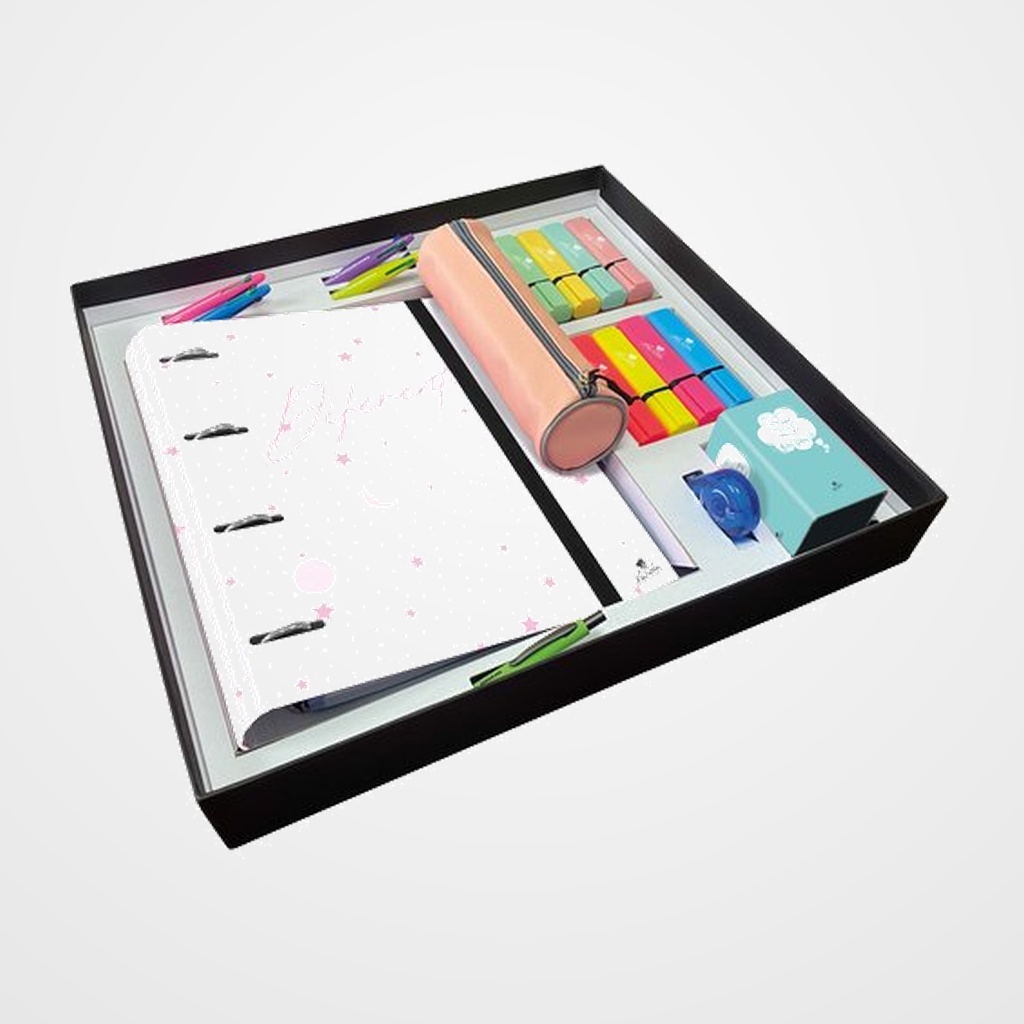 [25801011] SET PAPELERIA MARIOLA SERIE UNI Nº2 PREMIUM 34 PIEZAS 1x Caja de carton forrado reutilizable 1x Carpeblock 4 anillas 40mm 1x Lapicero carton forrado 1x Estuche color 16x Fluorescentes surtidos 4x  Boligrafo 4 en 1 1x Boligrafo Tekno 1x Cinta Correctora 4x Reglas 4x Marcapaginas