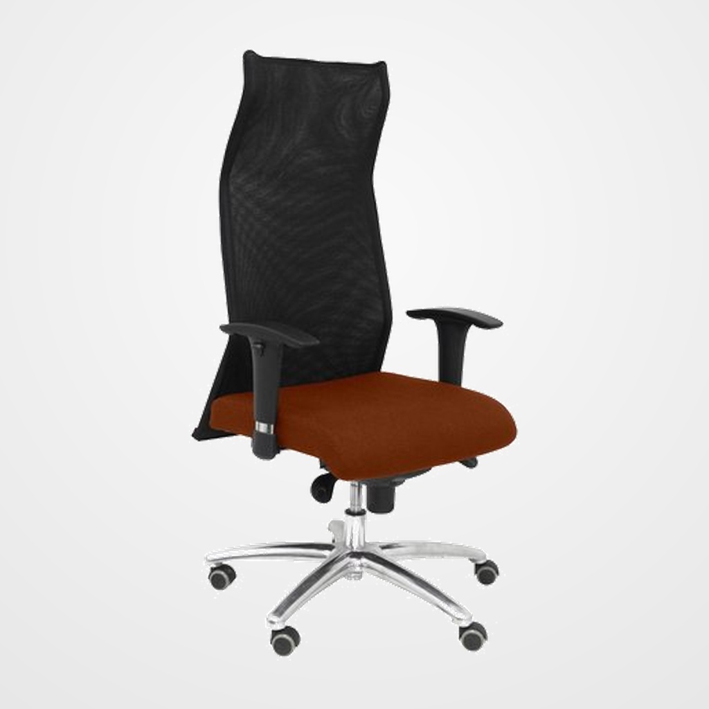 SILLON PIQUERAS Y CRESPO SAHUCO XL DIRECCION HASTA 160 Kg MECANISMO SINCRO BRAZOS REGULABLES EN ALTURA RESPALDO MALLA TRANSPIRABLE NEGRA ASIENTO A MEDIDA CON ESPUMA VISCOELASTICA Y TAPIZADO BALI MARRON
