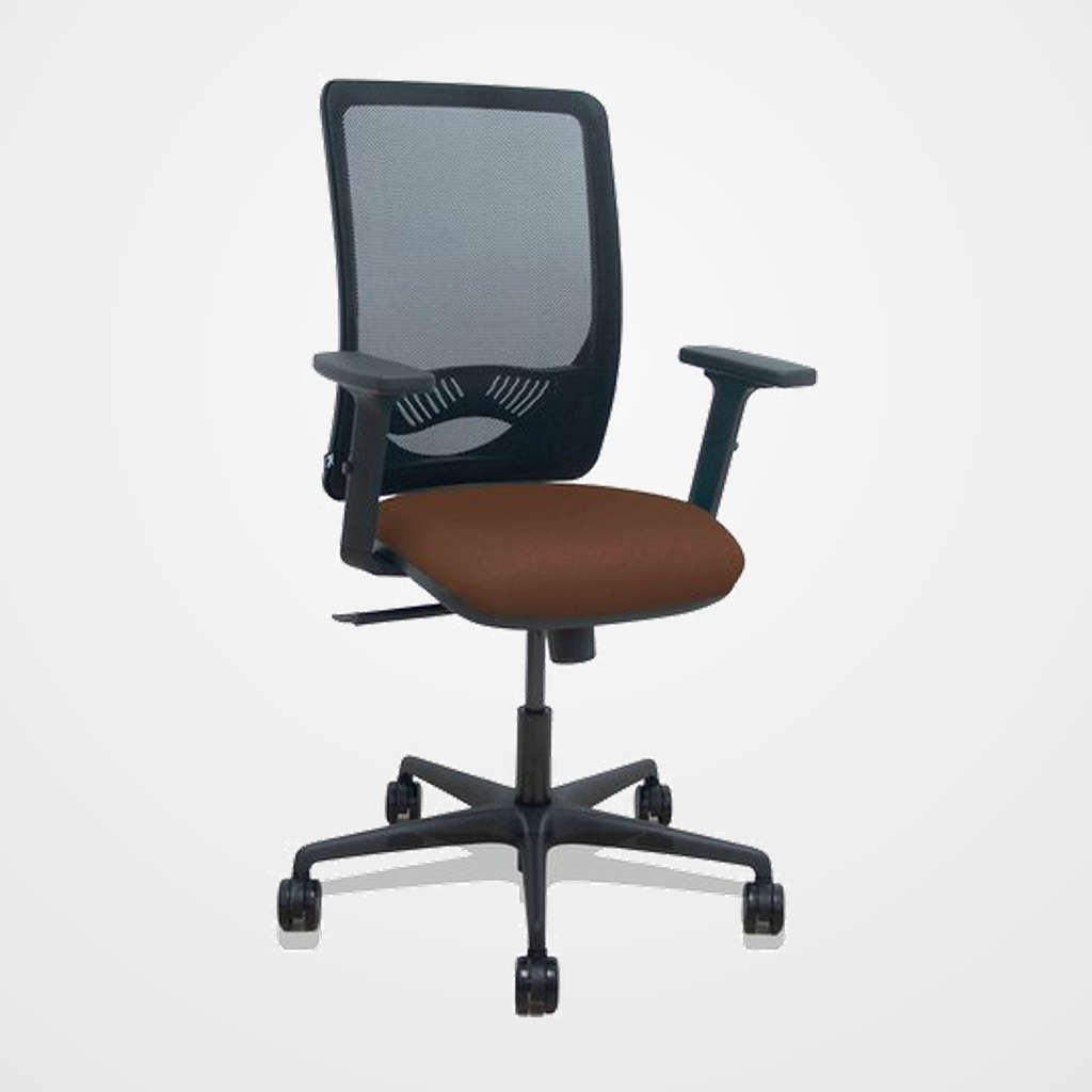 SILLA PIQUERAS Y CRESPO ZULEMA BRAZOS 2D Y APOYO LUMBAR REGULABLES MECANISMO SINCRO RUEDAS NYLON de 65 RESPALDO DE MALLA NEGRA Y ASIENTO TAPIZADO BALI MARRON OSCURO