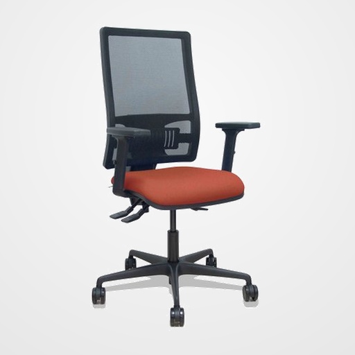 SILLA PIQUERAS Y CRESPO BORMATE BRAZOS 2D Y APOYO LUMBAR REGULABLES MECANISMO ASINCRO RUEDAS NYLON de 65 RESPALDO DE MALLA NEGRA Y ASIENTO TAPIZADO BALI MARRON