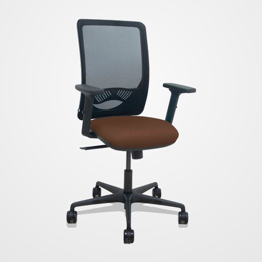 SILLA PIQUERAS Y CRESPO ZULEMA BRAZOS 2D Y APOYO LUMBAR REGULABLES MECANISMO SINCRO RUEDAS NYLON de 65 RESPALDO DE MALLA NEGRA Y ASIENTO TAPIZADO BALI MARRON OSCURO